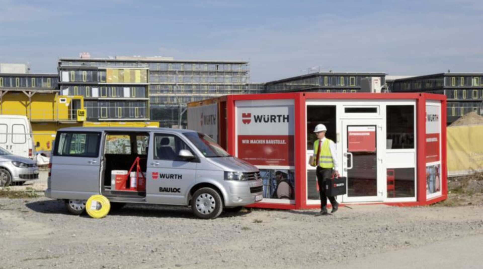 Baustelle, Container Würth, Transporter Würth, davor Bauarbeiter