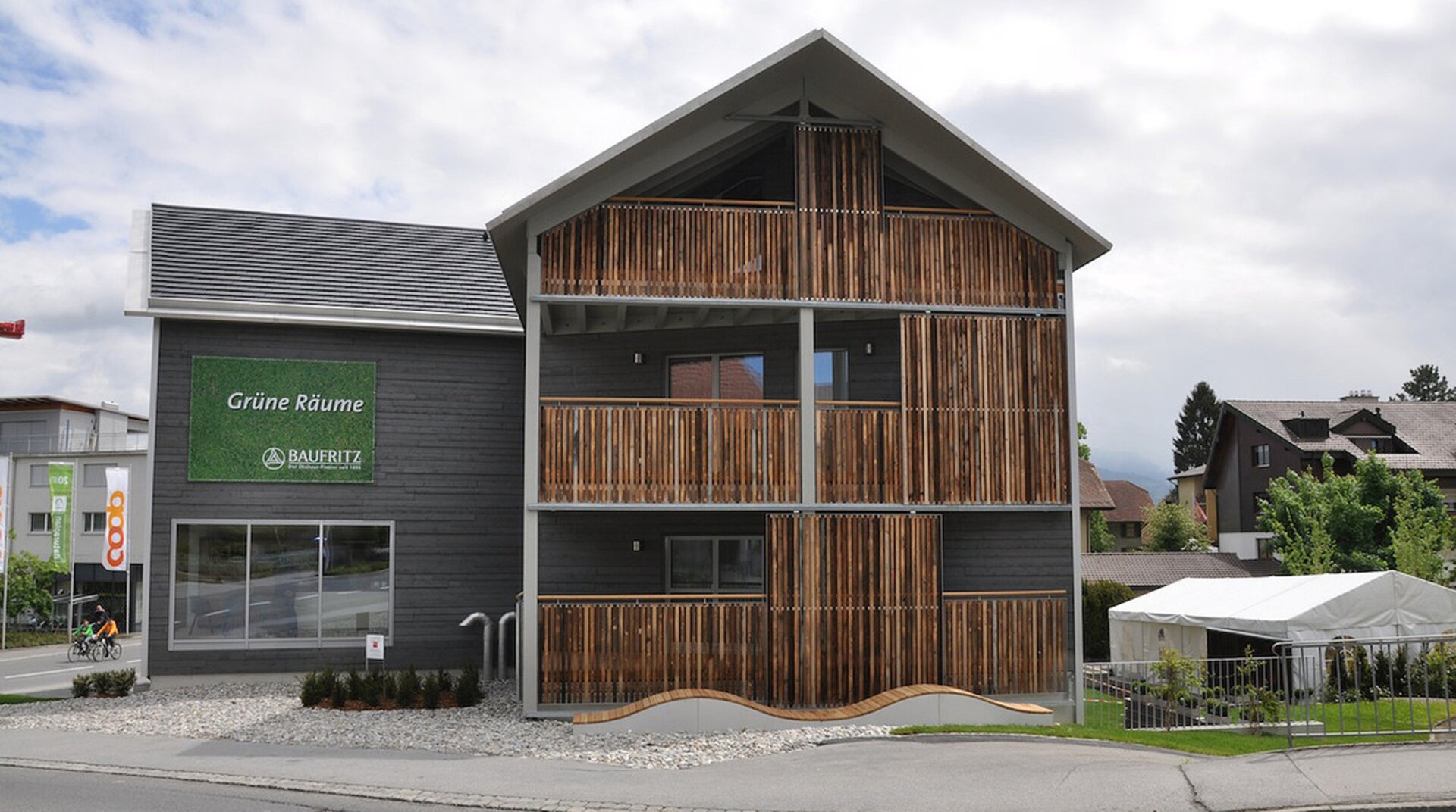 Utendorf, Sicht auf die schmale Seite der Fassade, Haus, Schild Grüne Räume