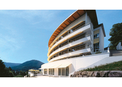 Das Schwarzwald Panorama Hotel von außen mit Schwarzwald Panorama im Hintergrund