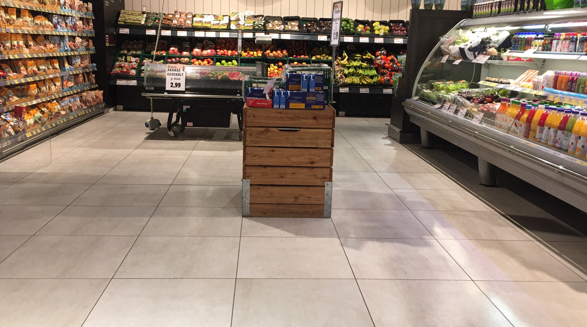 Obsttheke im Supermarkt mit grauen Fliesen