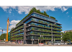 Die Gesamtansicht der Calwer Passage von vorne, das Foto zeigt die mit Pflanzen gespickte Fassade sowie die Straße und den Gehweg..