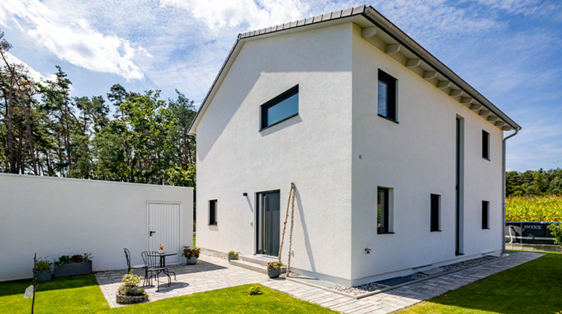 LUXHAUS Kundenhaus Satteldach modern 192, Rückseite des Haus mit Garten