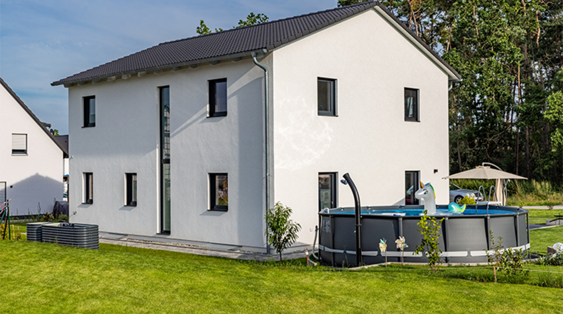 LUXHAUS Kundenhaus Satteldach modern 192, Rückseite des Haus mit Garten