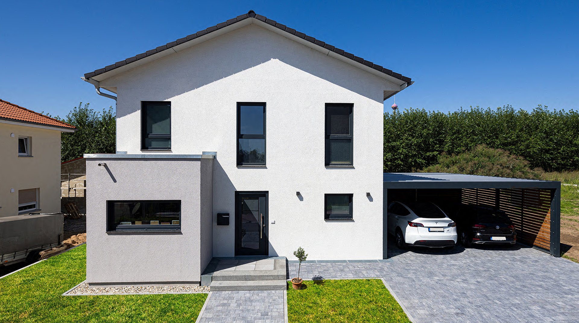 Frontansicht des Satteldach Landhauses 149 mit Carport