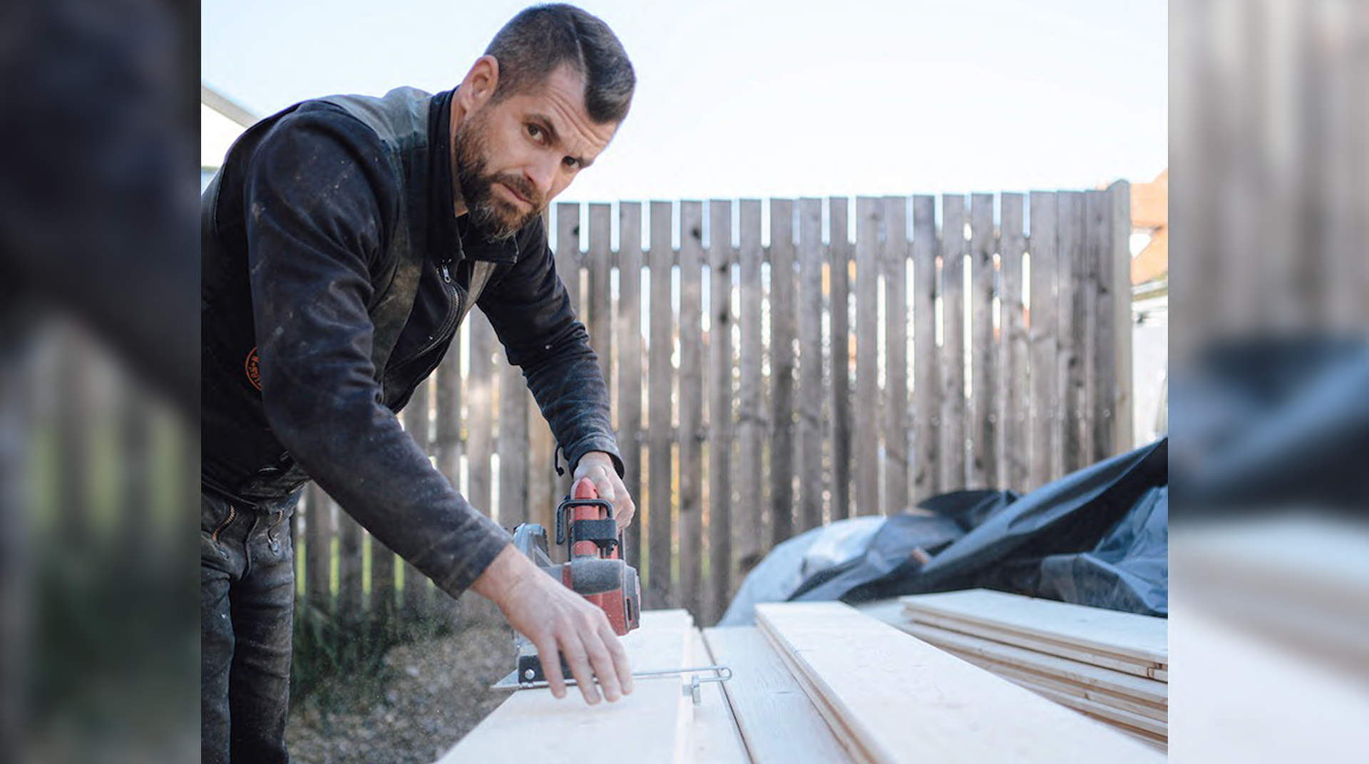 Handwerker beim Arbeiten mit der Stichsäge