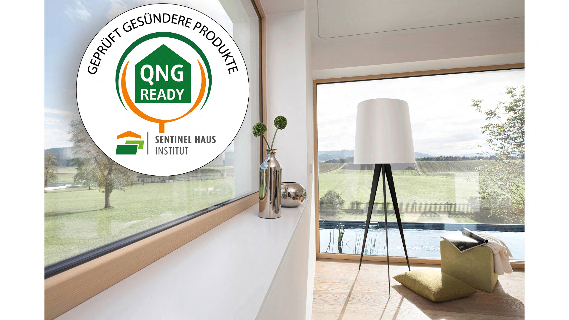 Die erste QNG-ready geprüfte Fensterbank von helopal, In weiß, in einem hellen Raum mit Aussicht aufs Land