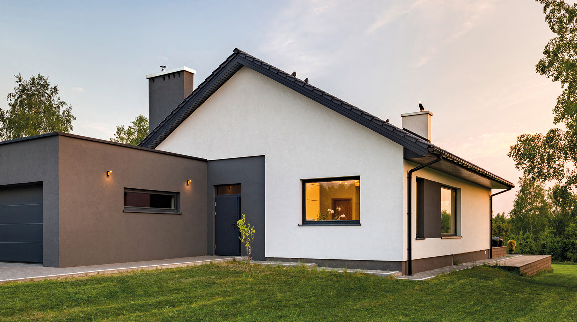 Modernes einstöckiges Haus mit Garage und offenem Garten