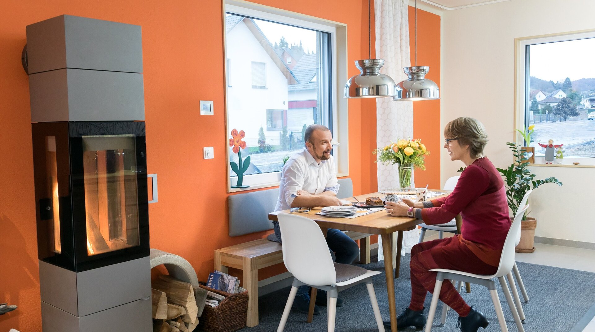 Berwein-Layer, zwei Personen im Esszimmer