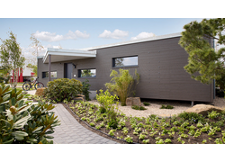 SchwörerHaus Flying Space, einstöckiges Haus von vorne mit Garten