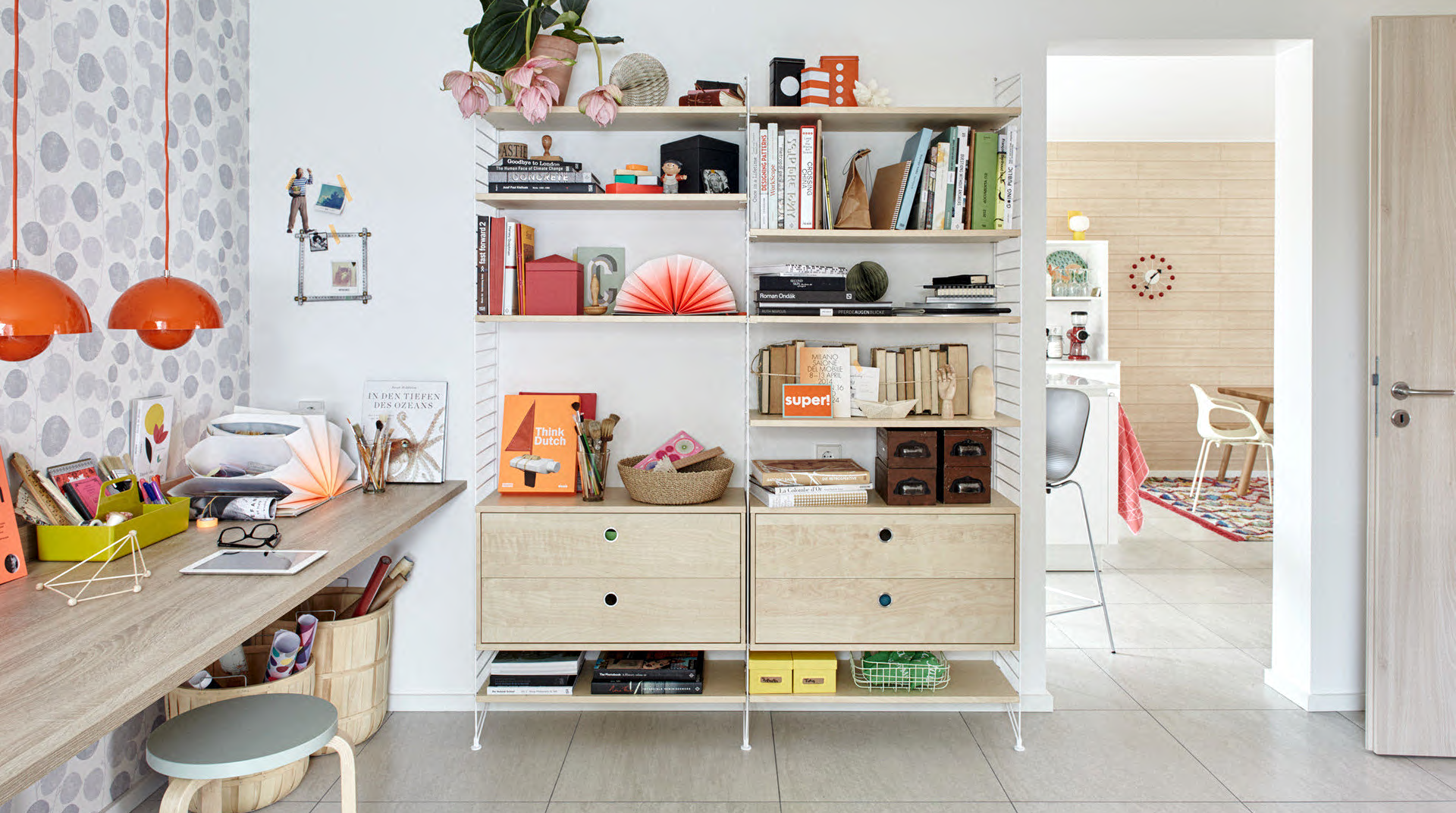 Kinderzimmer mit Schreibtisch und Regal. Rechts kann man in das Wohn- Esszimmer sehen.