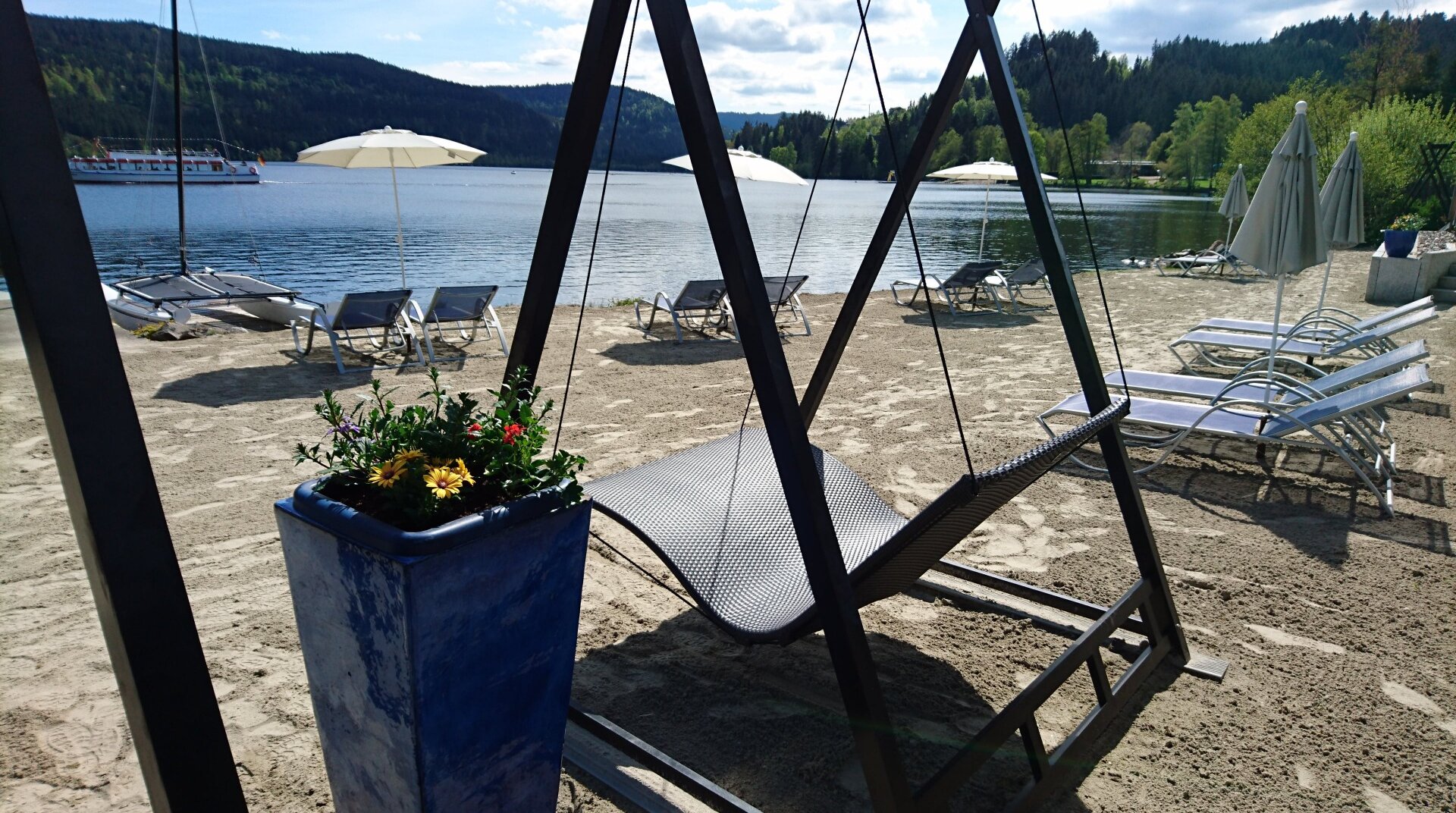 Seehotel Wiesler, Außenanlage, Liegen auf Strand am See