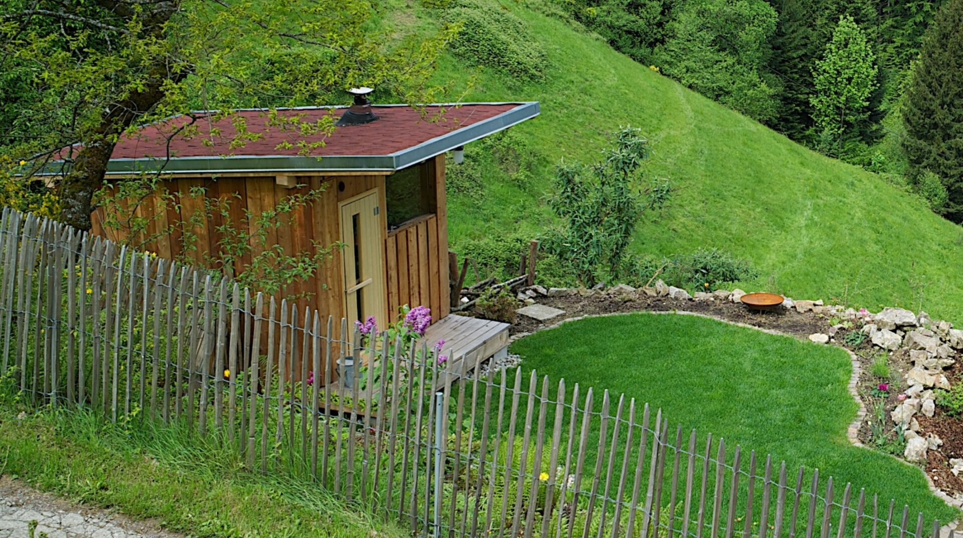 Berghäuschen Attental, kleine Hütte im Grünen