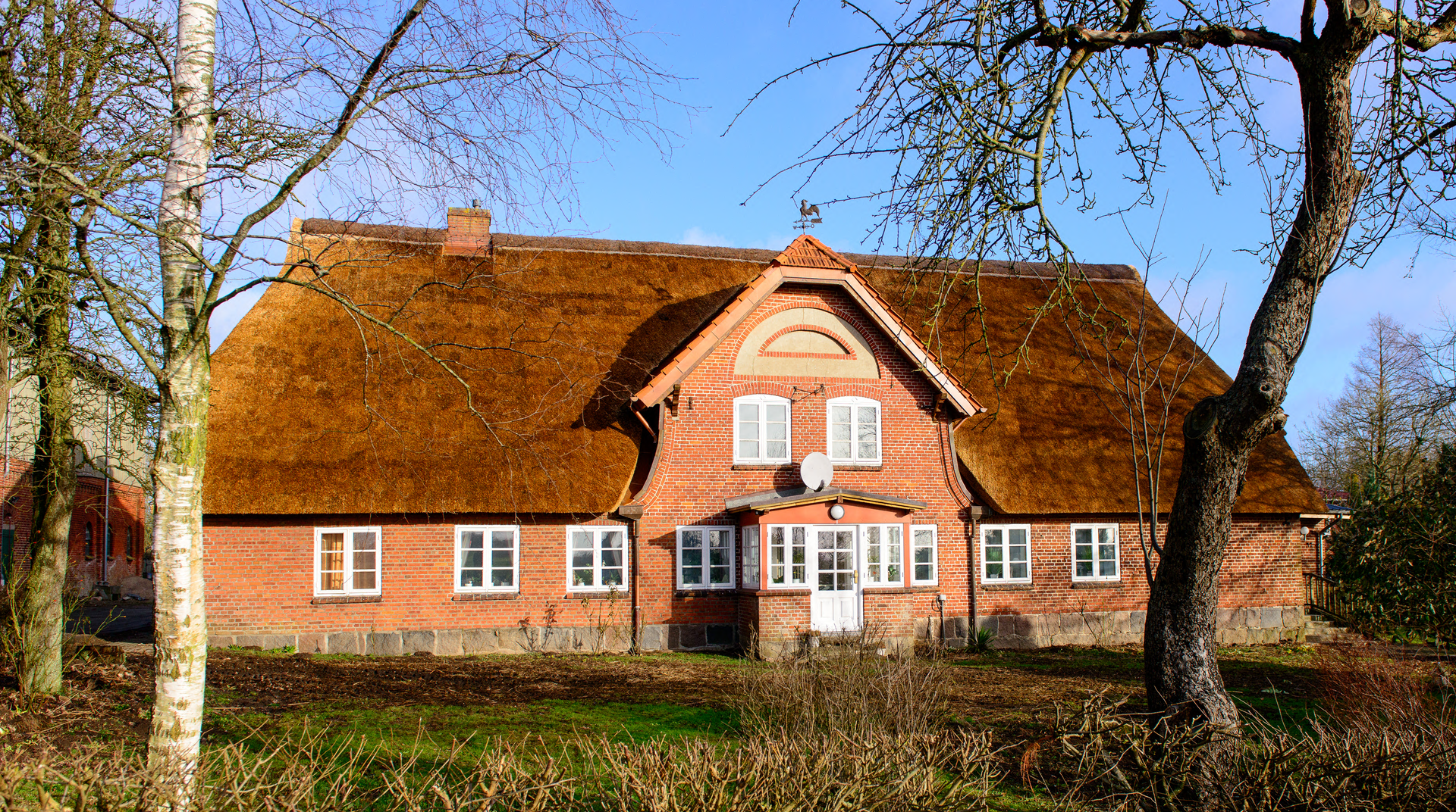 Großes rotes Haus mit Garten