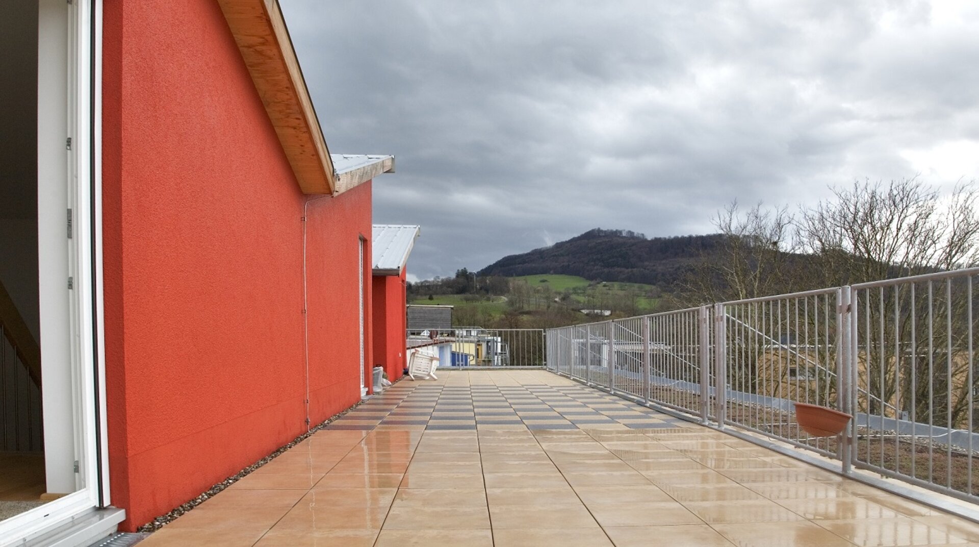 Vogelnest Freiburg, Terrasse bei Regen