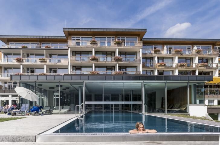 Das Vier-Sterne-Superior-Haus mit großem Wellnessbereich liegt direkt am Titisee. Die 40 Zimmer und Suiten verfügen über eine hervorragende Raumluftqualität. Foto: Seehotel Wiesler