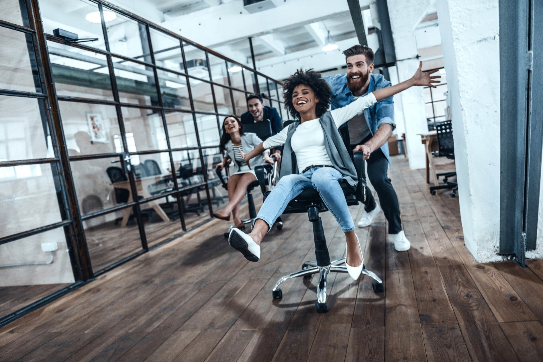 Die Freude über ein gesundes Büro muss nicht unbedingt in einem Bürostuhlrennen enden. Foto: SHI /Shutterstock