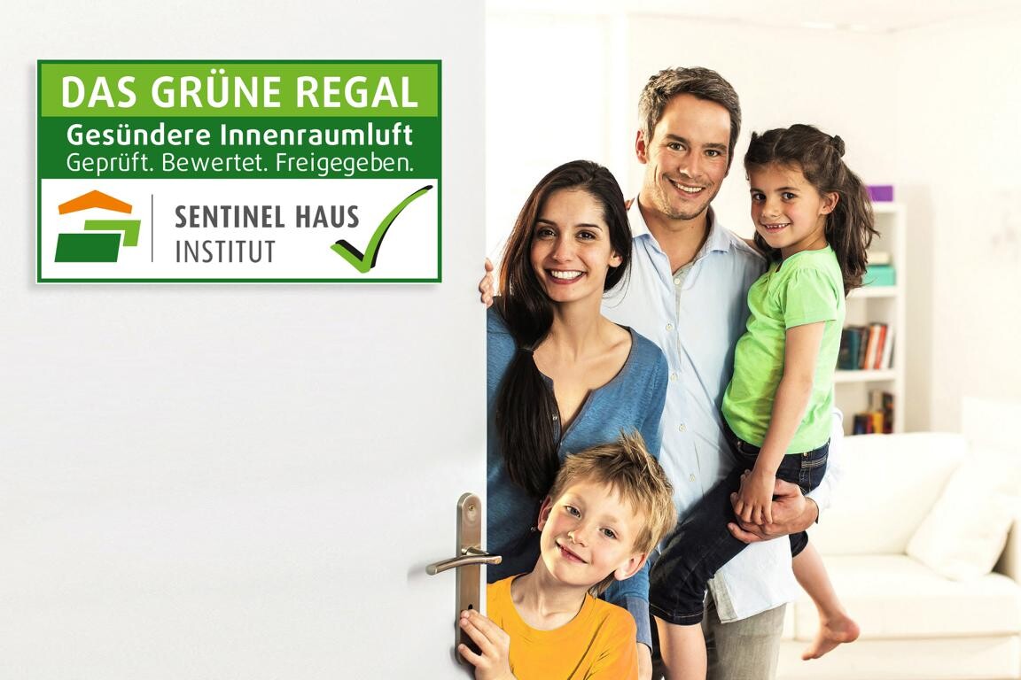 Familie die das Grüne Regal unterstützt