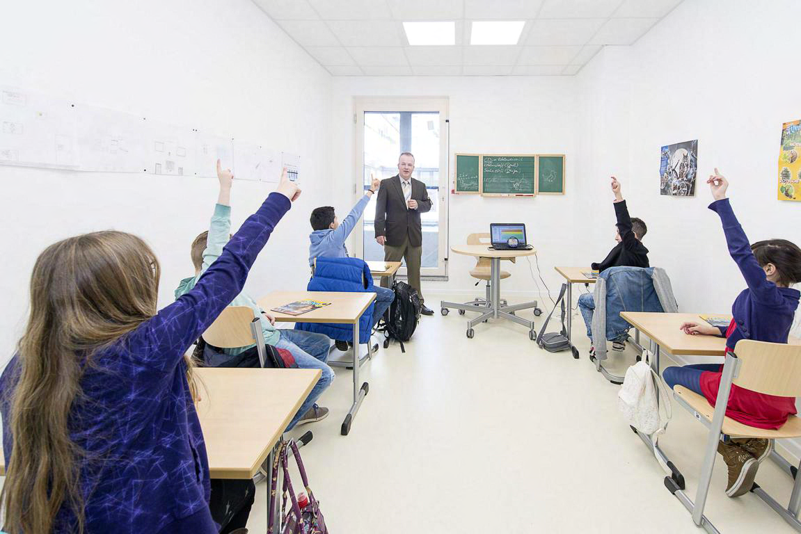 Im Klassenraum mit den geprüften Produkten, wurde eine geringe und unbedenkliche Menge an Schadstoffausstoß nachgewiesen.