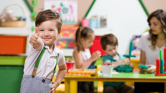 Kindergarten Junge in Vordergrund 